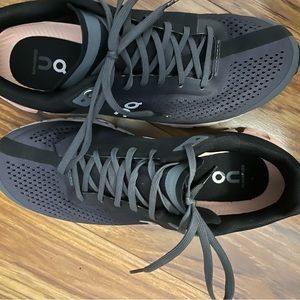 On Cloudflow running sneakers 7.5